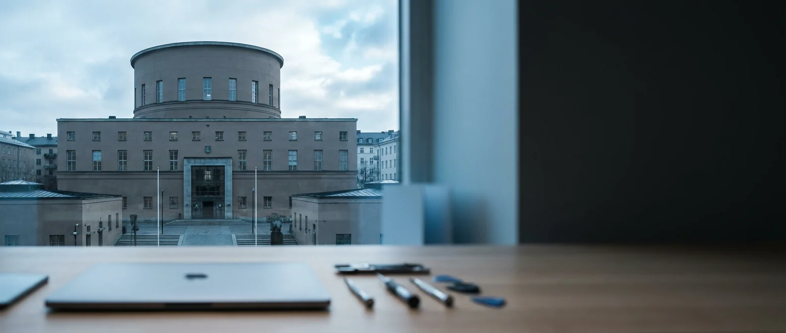 Norrmalm city Stockholm med Hötorgets klassiska fasader och laptop på verkstadsbänk